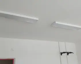 Přisazené a závěsné LED svítidlo pro školní učebny