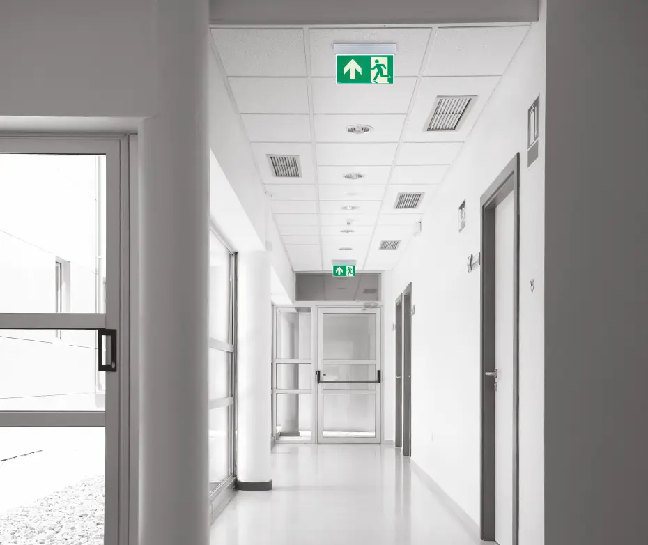 Corridoio di un ufficio con Exit Pro