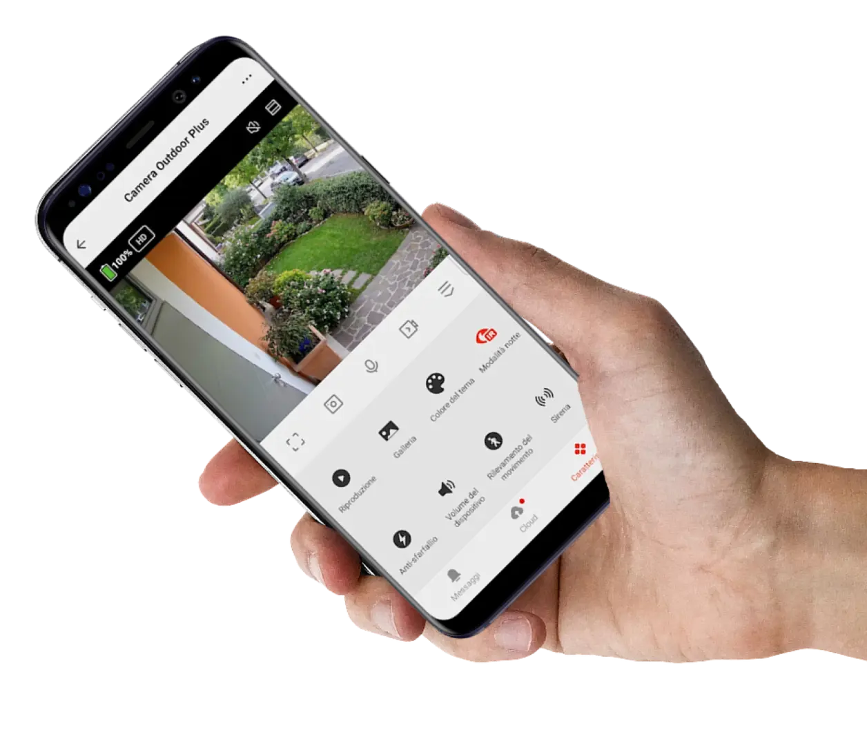 Mano che tiene un cellulare con all'interno la schermata di ripresa della telecamera. Si vede un giuardino