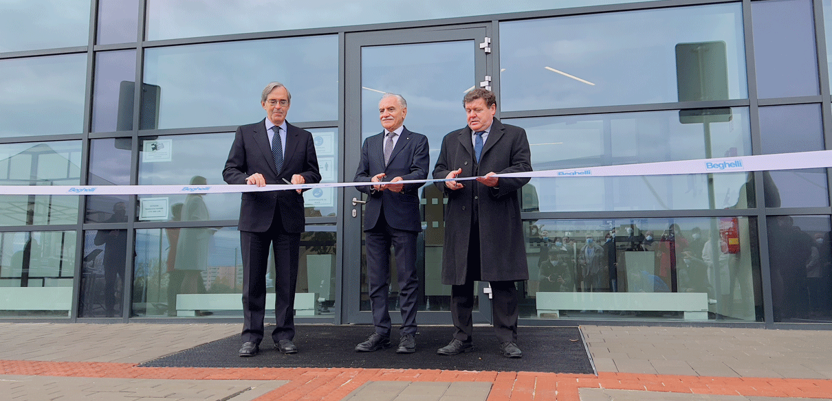 L'immagine mostra l'inaugurazione della nuova sede in Repubblica Ceca con il taglio del nastro