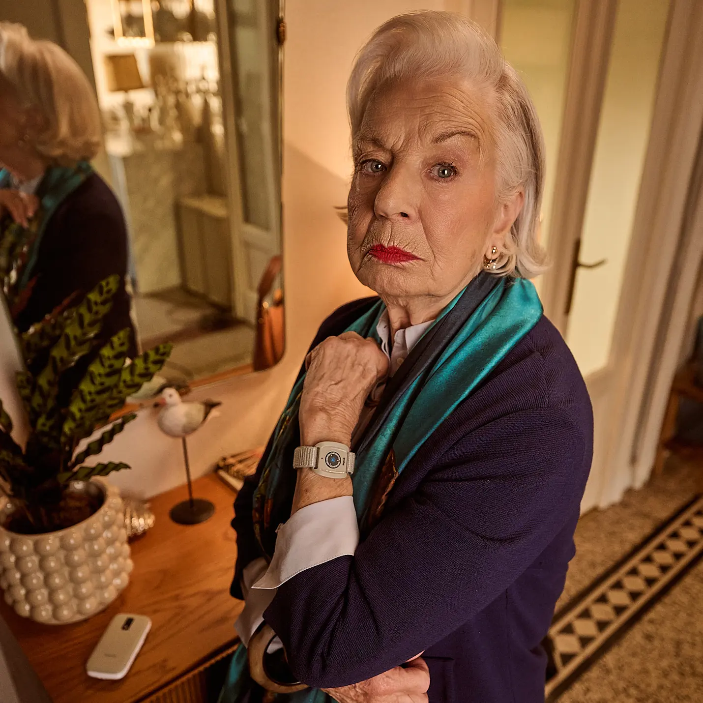 Signora anziani vestita elegantemente sulla porta di casa perchè si sta preparando per uscire