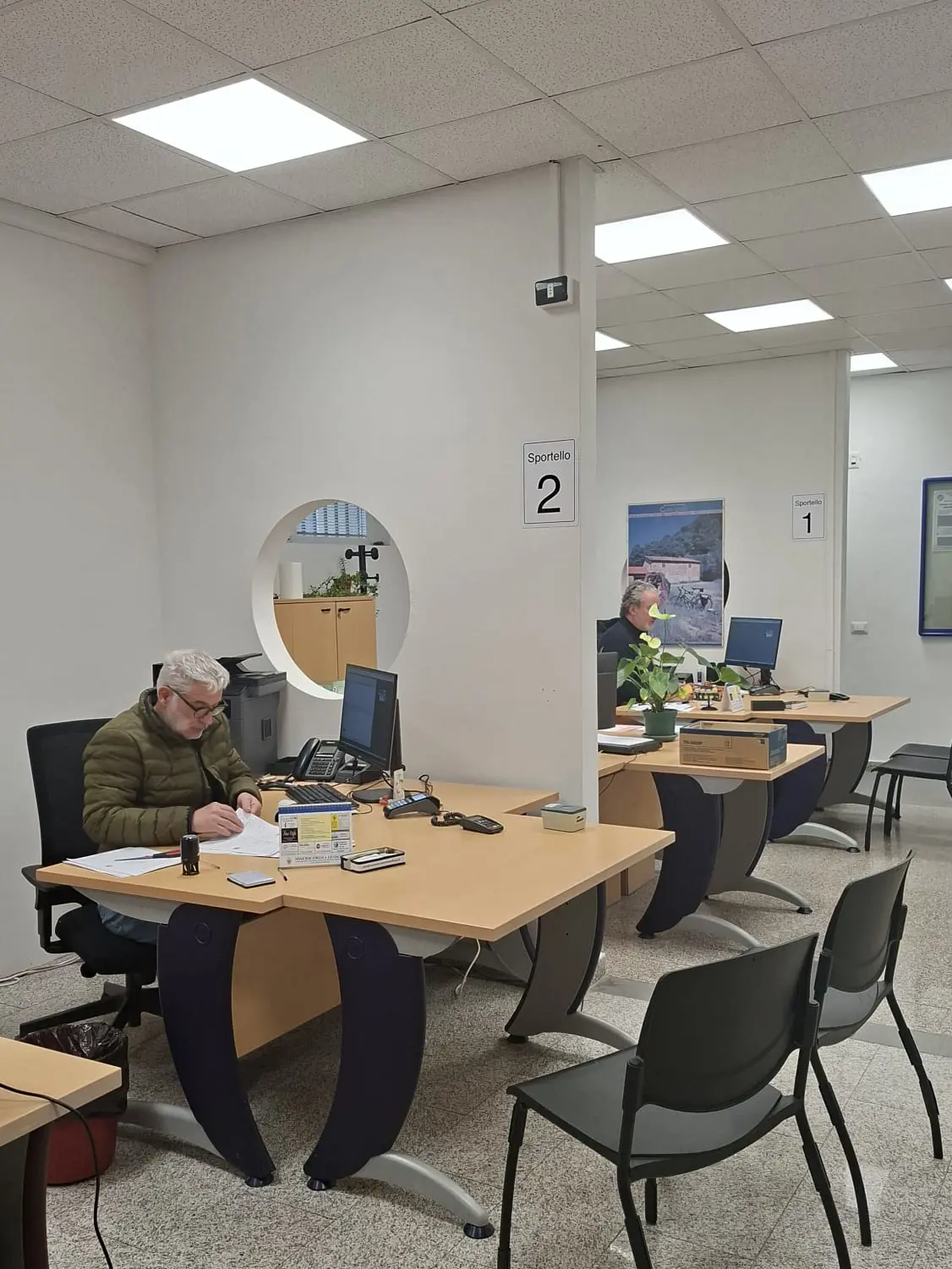 Signora anziani vestita elegantemente sulla porta di casa perchè si sta preparando per uscire