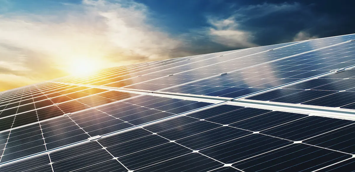 Pannelli fotovoltaici al sorgere del sole