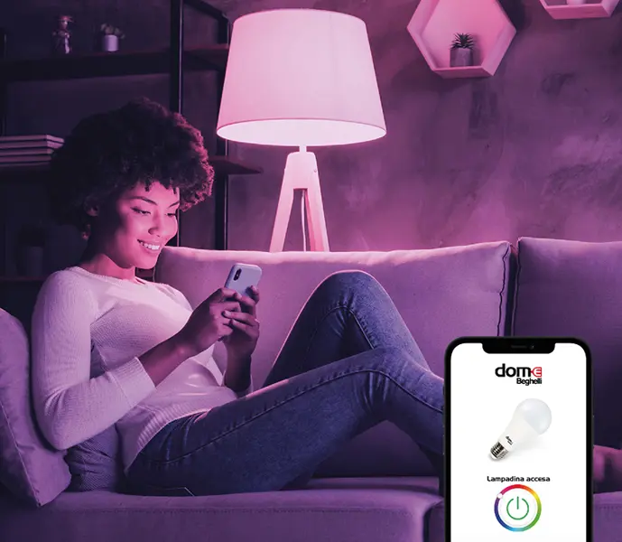 ragazza con telefono in stanza con luce viola variabile